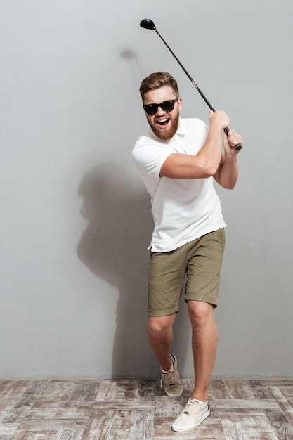 Free photo full length image of a cool golfer in sunglasses