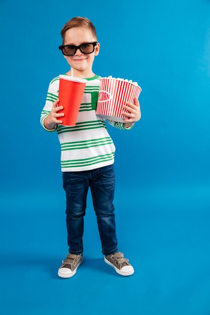 眼鏡で笑顔の若い男の子の完全な長さの画像