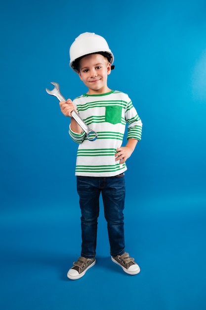 Free photo full length image of smiling young boy in protective helmet