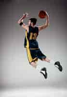Foto gratuita ritratto integrale di un giocatore di pallacanestro con la palla