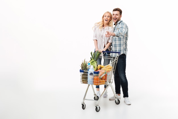 Free photo full length portrait of a cheerful couple