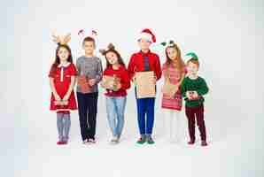 Free photo full length portrait of children with christmas gift