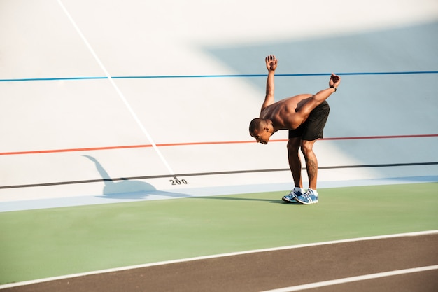 Foto gratuita ritratto integrale di uno sportivo africano mezzo nudo in forma