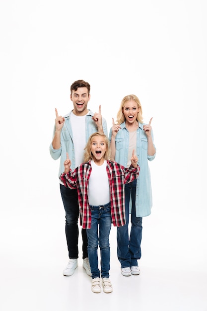 Free photo full length portrait of a happy cheerful young family