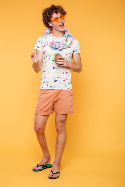 Free photo full length portrait of a happy man in summer clothes