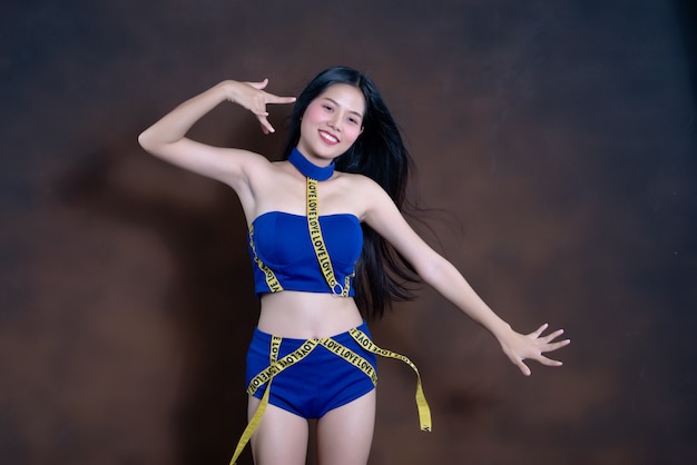 Foto gratuita ritratto integrale di una ragazza graziosa felice nel dancing blu del vestito