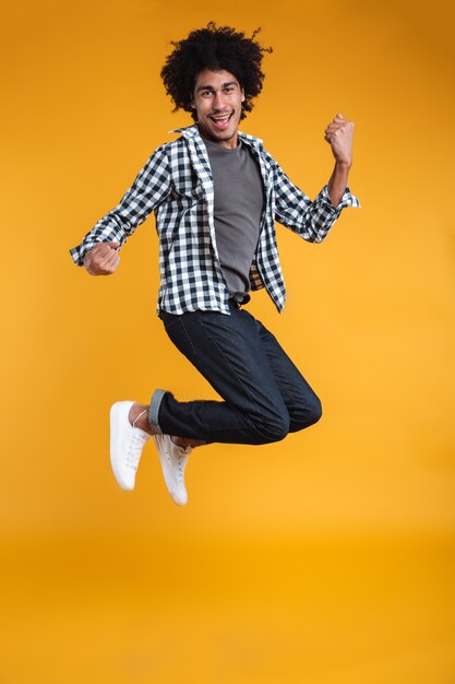 행복 한 젊은 아프리카 남자 점프의 전체 길이 초상화