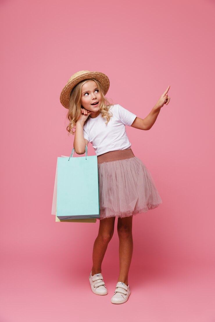 मुफ़्त फोटो full length portrait of a smiling little girl in hat