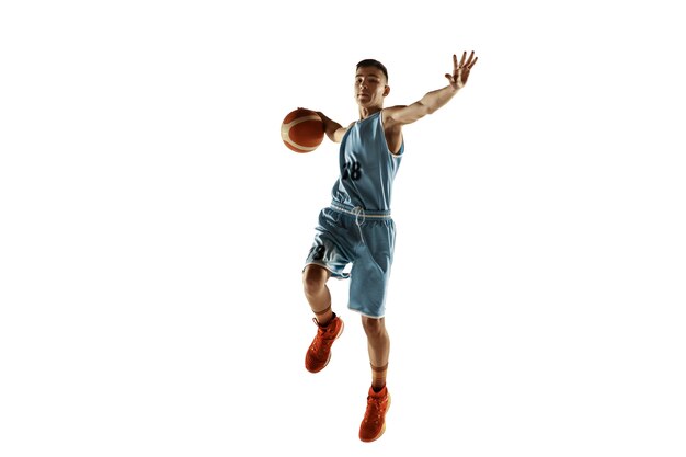 Портрет молодого баскетболиста в полный рост с мячом, изолированным на белом