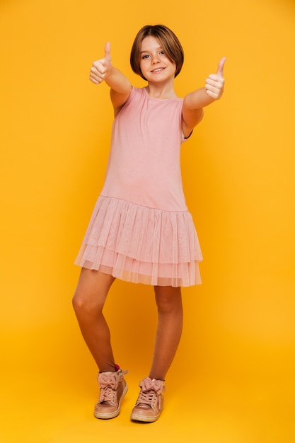 Free photo full-length shot of girl showing thumbs up