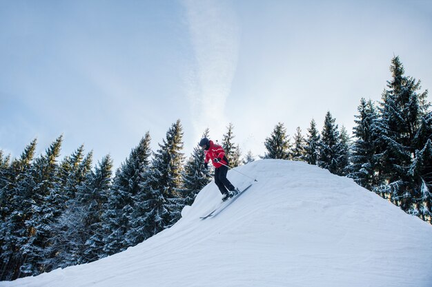 山でスキーをする女性の全身ショット