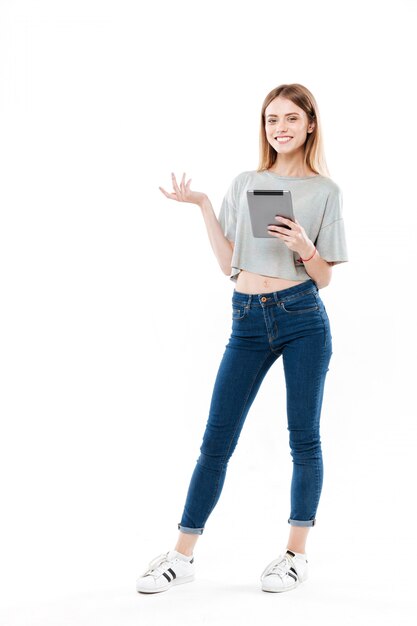 Полнометражный снимок женщины с планшетом