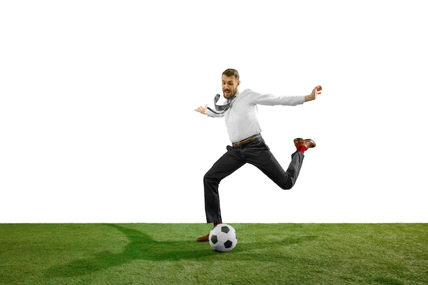 Полнометражный снимок молодого бизнесмена, играющего в футбол, изолированного на белом фоне.