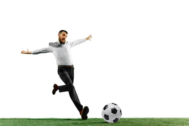 Полнометражный снимок молодого бизнесмена, играющего в футбол, изолированные на белом.