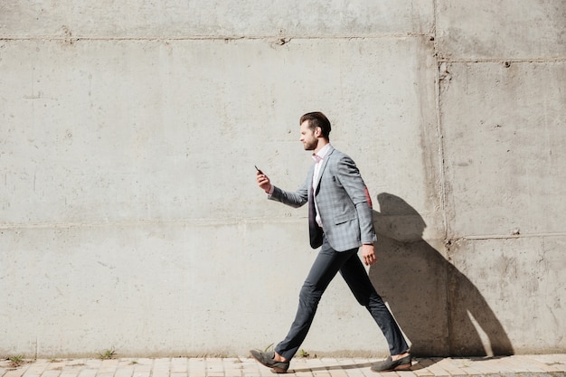 Free photo full length side view portrait of a man in jacket