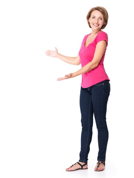 Полный портрет взрослой счастливой женщины с жестом презентации на белом