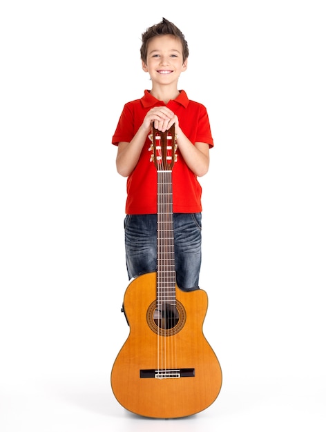 Полный портрет кавказского мальчика с акустической гитарой -