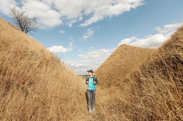 Free photo full shot adult woman out in the wilderness