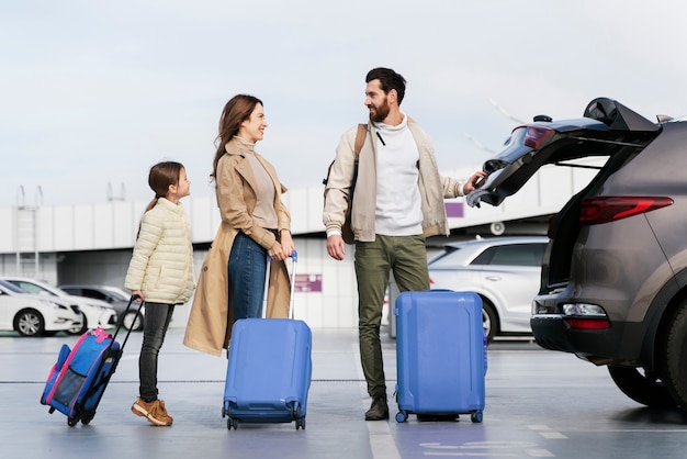 Foto gratuita adulti a tutto campo che viaggiano con un bambino