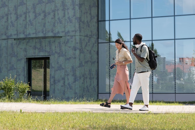 Foto gratuita adulti a tutto campo che camminano insieme