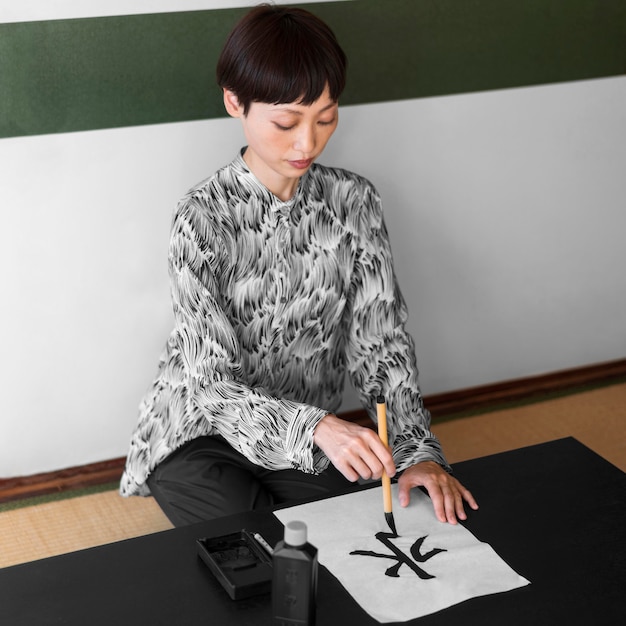 Полный кадр азиатской женщины живопись письмо