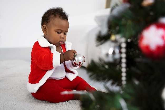 Foto gratuita bambino a tutto campo che gioca all'interno