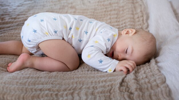 담요 위에서 자고 있는 풀샷 아기