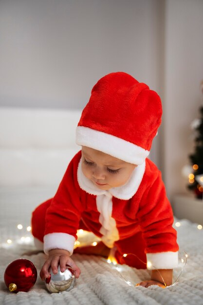 サンタの衣装を着たフルショットの赤ちゃん