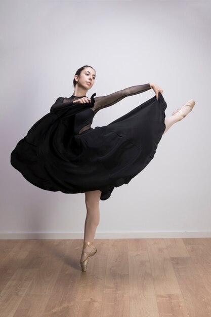 Полная балерина держит юбку