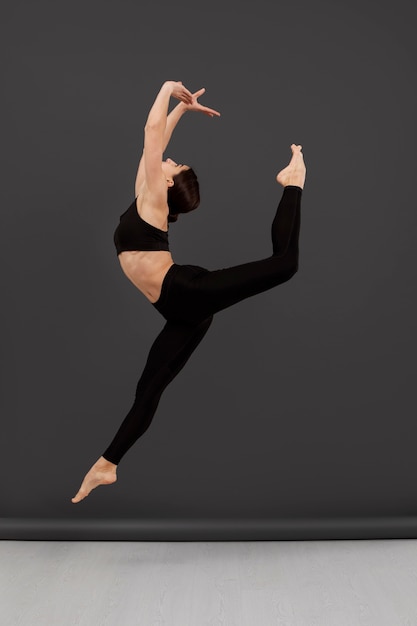 Прыжки балерины в полный рост