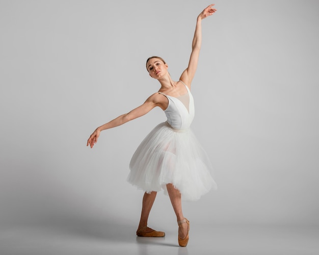 Полная балерина в красивом белом платье