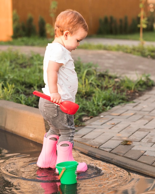 外で遊ぶ美しい子供のフルショット