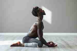 Free photo full shot black man practising yoga