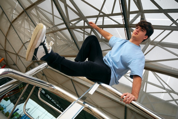 Free photo full shot boy doing parkour