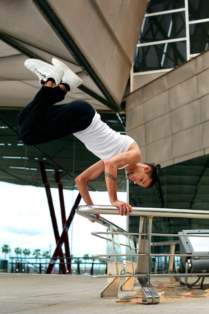 Foto gratuita ragazzo a tutto campo che fa parkour