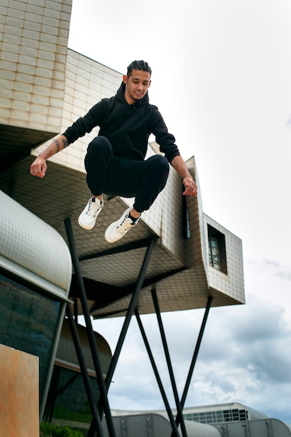 Foto gratuita ragazzo a tutto campo che fa parkour