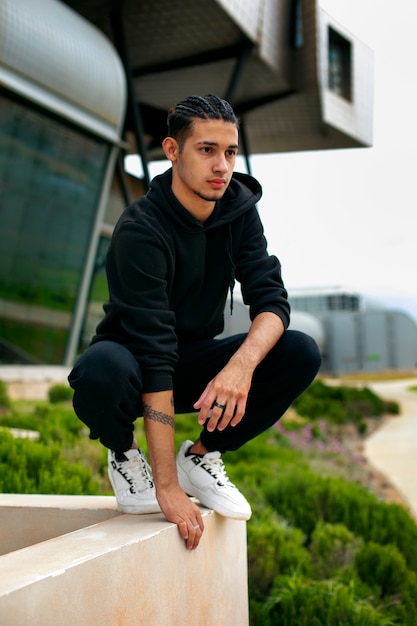 Free photo full shot boy doing parkour