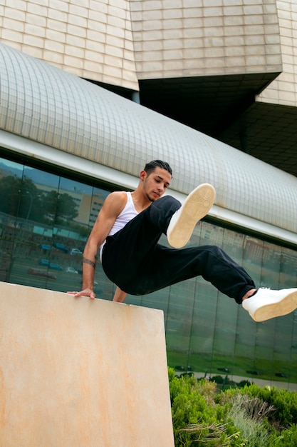 Foto gratuita ragazzo a tutto campo che fa parkour