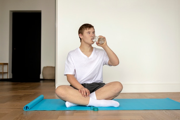 Free photo full shot boy drinking water