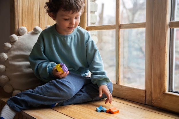 Free photo full shot boy playing memory game