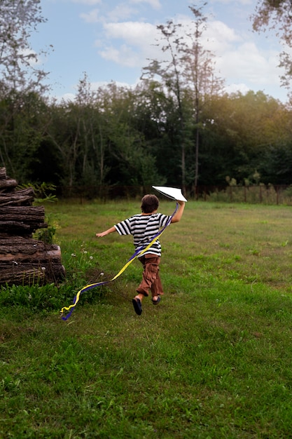 Полный снимок мальчика, играющего на природе
