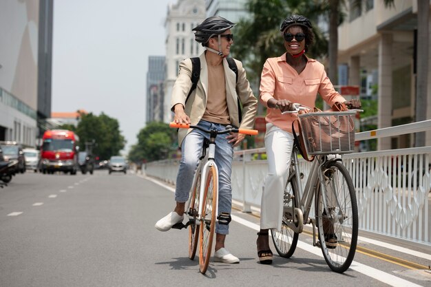 자전거를 타고 출근하는 풀샷 동료들