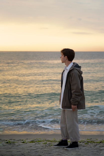 Free photo full shot contemplative man at the seaside