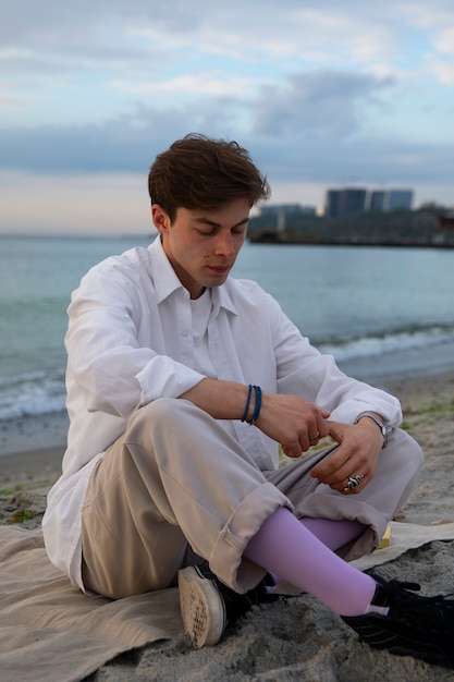 Free photo full shot contemplative man at the seaside