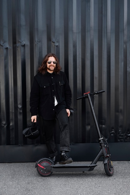 Foto gratuita uomo cool a tutto campo che si diverte con lo scooter