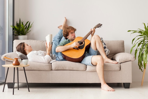 Free photo full shot couple on the couch