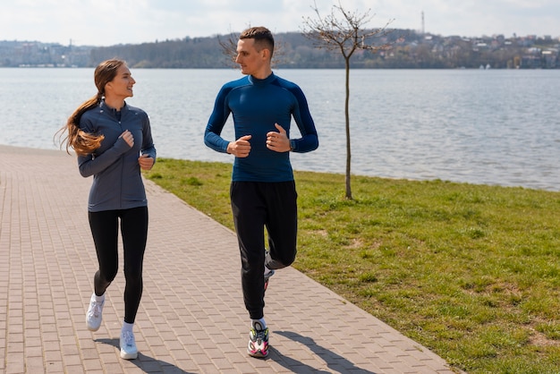 Free photo full shot couple doing workout exercises