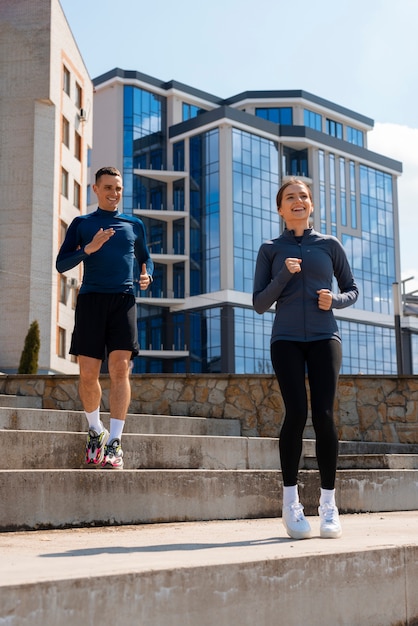 Free photo full shot couple doing workout exercises