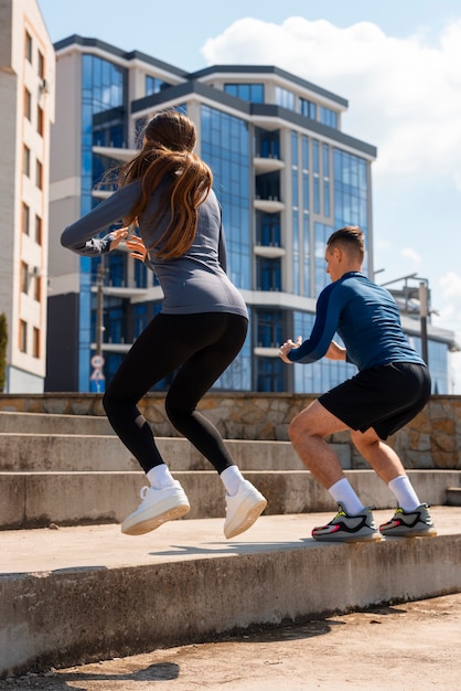 Free photo full shot couple doing workout exercises