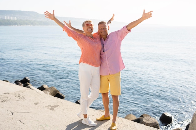 Full shot couple expressing freedom